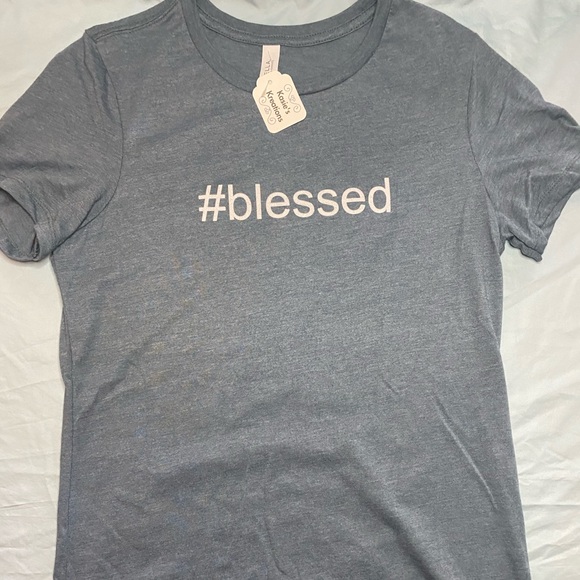 🍎🍎NEW!! Small graphic tees, your choice - Picture 8 of 8